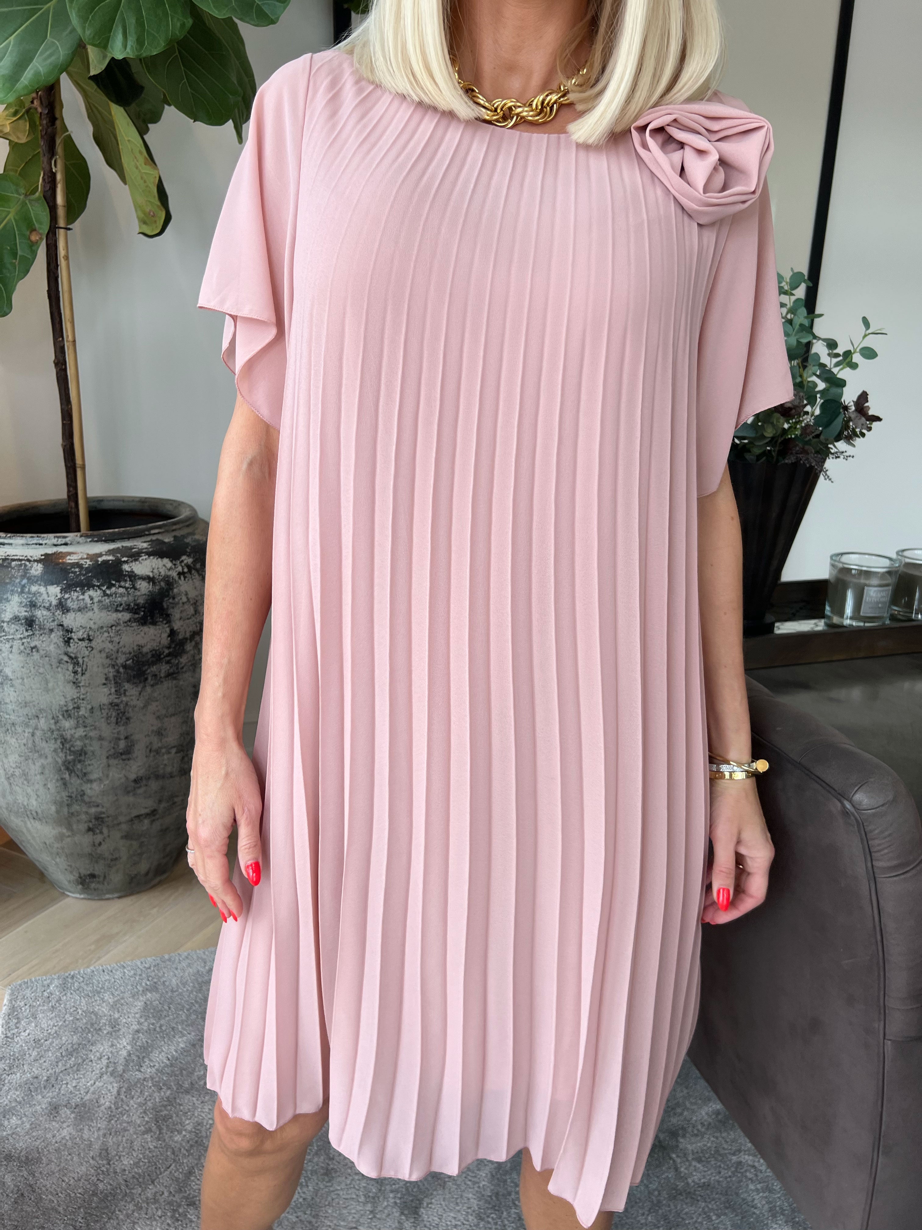 Scarlett - Kjole i plisseret chiffon med fin blomst ved skulderen